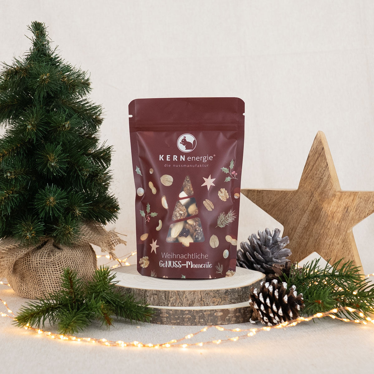 Nuss-Frucht-Mischung in weihnachtlichem Snackbeutel
