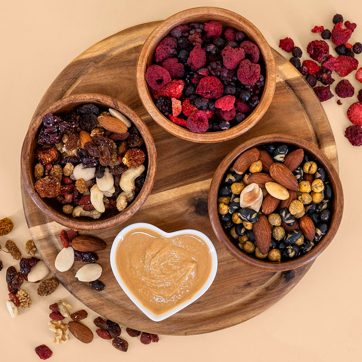 Gefriergetrocknete Beeren, Nussmischungen und Erdnusscreme in Schalen