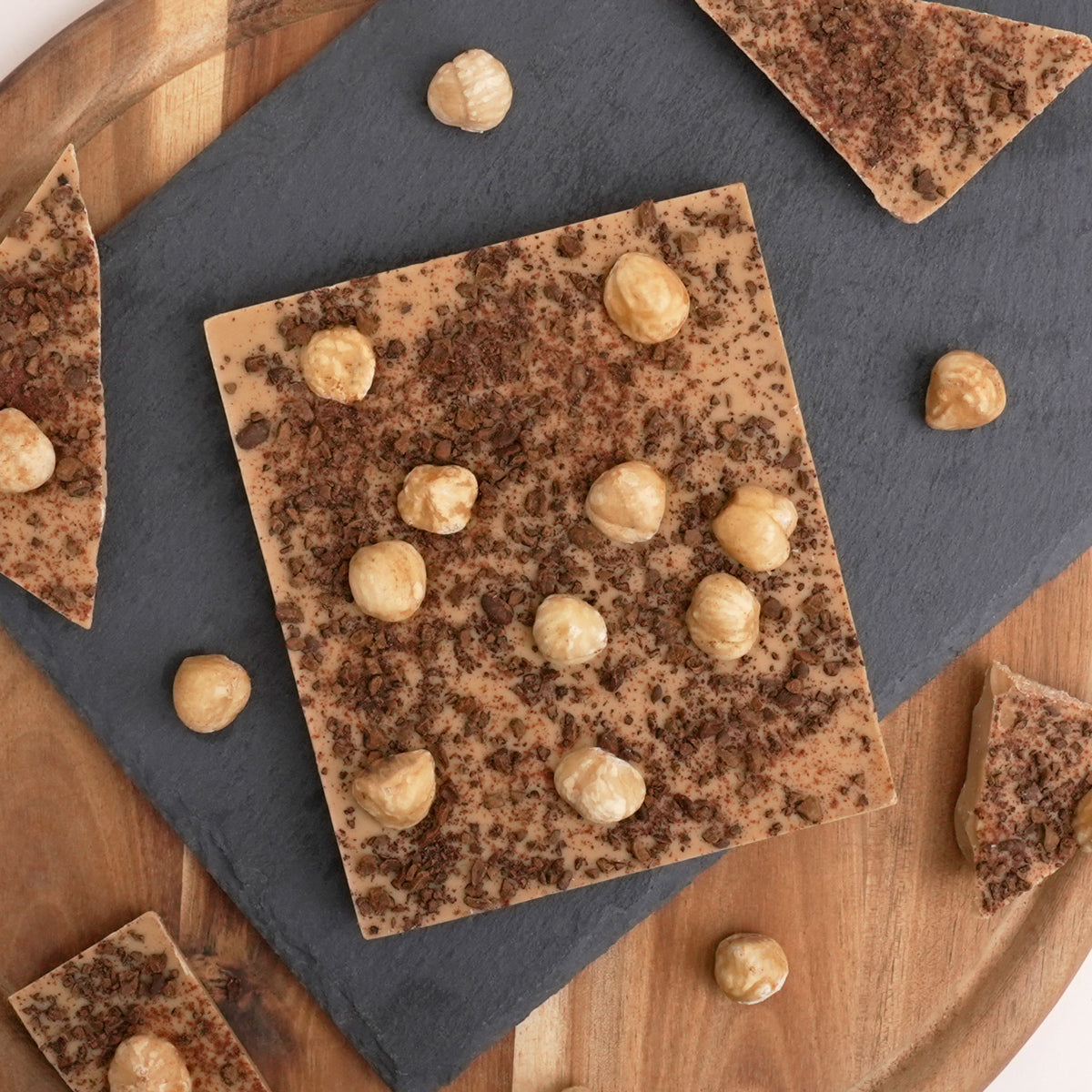 Schokoladentafel mit Karamellschokolade, Haselnüssen und Kaffeesplitter 