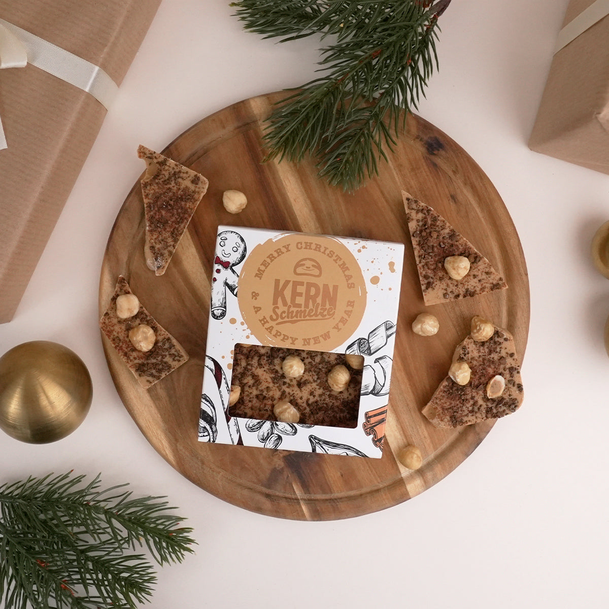 Schokoladentafel mit Karamellschokolade, Haselnüssen und Kaffeesplitter in weihnachtlicher Verpackung
