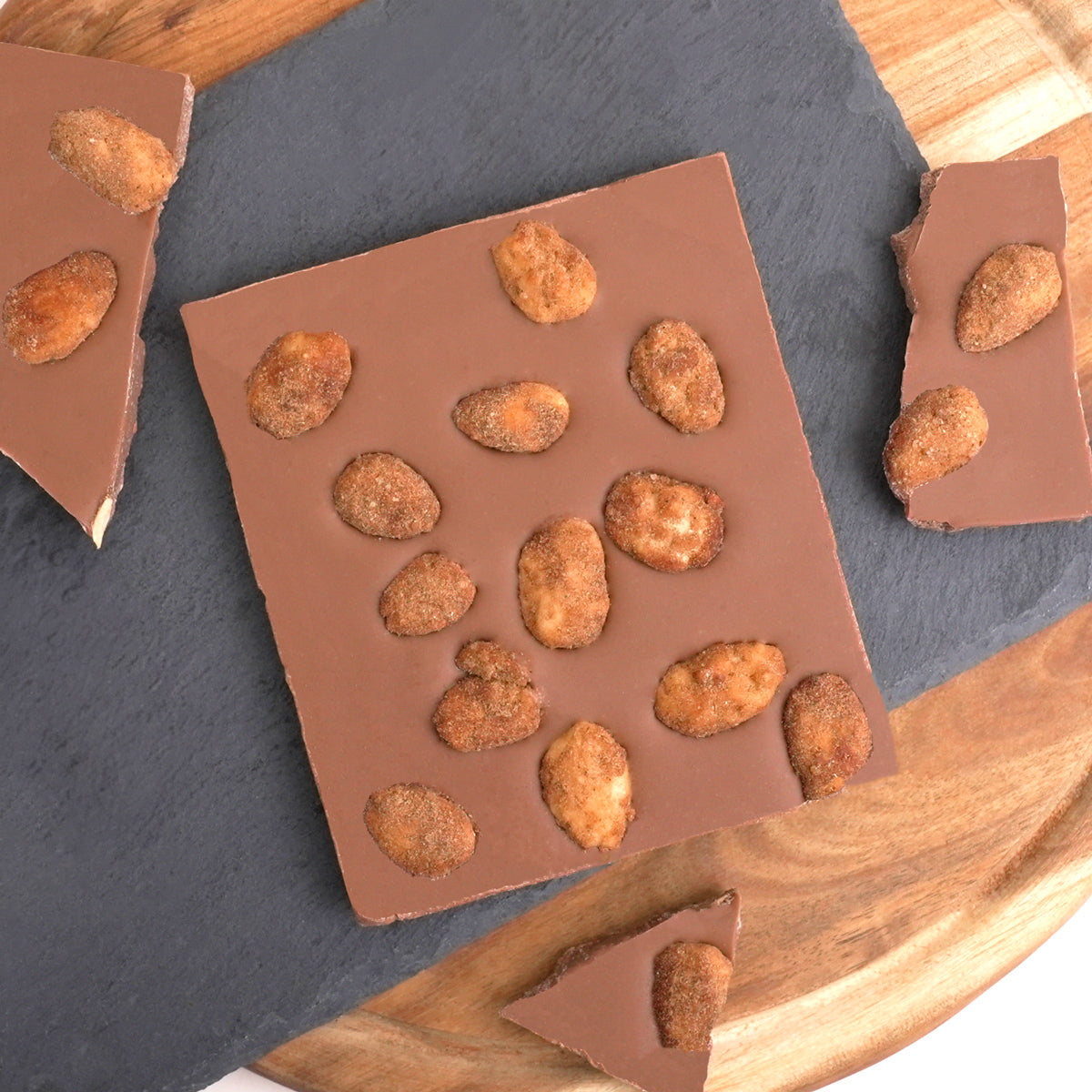Schokoladentafel aus Vollmilchschokolade mit gebrannten Spekulatius Mandeln