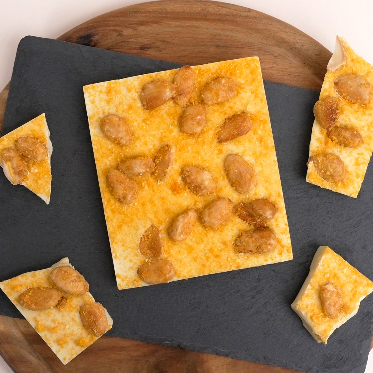 Schokoladentafel weißer Schokolade, gebrannten Mandeln und Mandarine