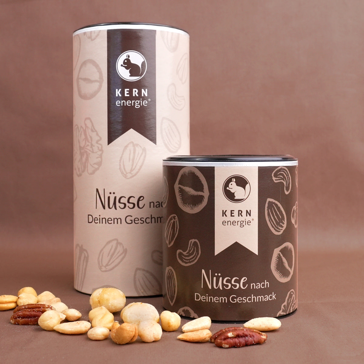 Eine 200g und 500g Dose mit Nussmischungen