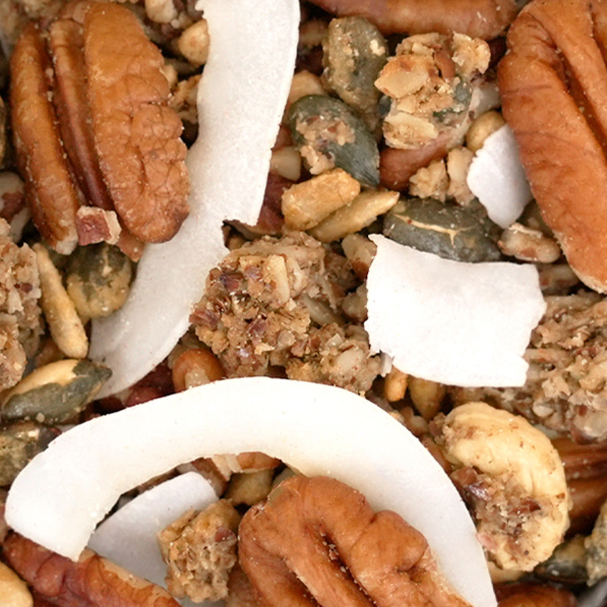 Nahaufnahme Tropisches Müsli mit Nüssen, Granola und Trockenfrüchten