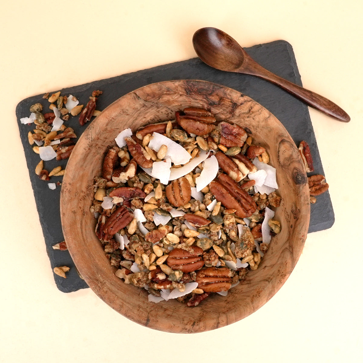 Tropisches Müsli mit Nüssen, Granola und Trockenfrüchten in einer Müslischale