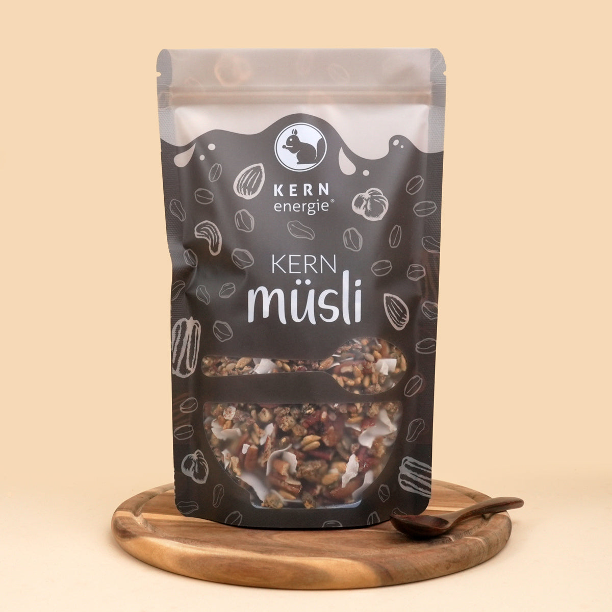 Tropisches Müsli in einem braunen Flowpack mit Sichtfenster