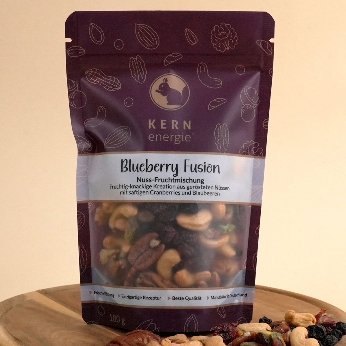 Verpackung "Blueberry Fusion" auf Holztablett