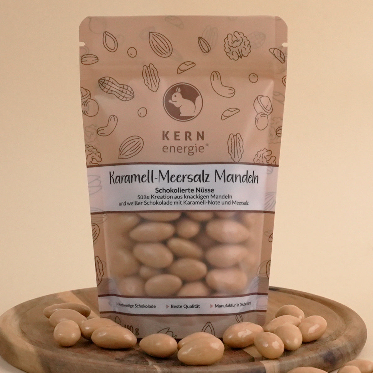 Verpackung "Karamell-Meersalz Mandeln" auf Holztablett