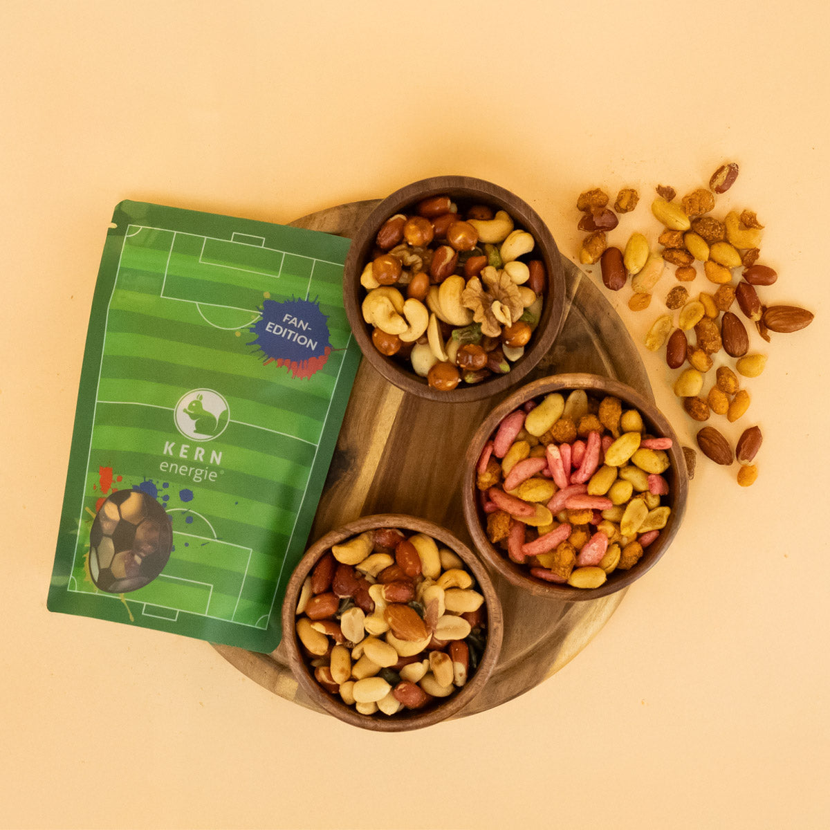 KERNenergie Snackbeutel im Fußball Design mit verschiedenen Nussmischungen 