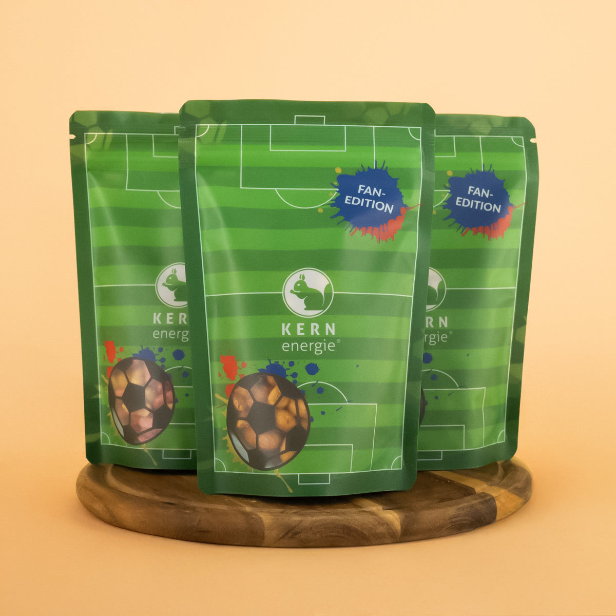 Drei KERNenergie Snackbeutel im Fußball Design