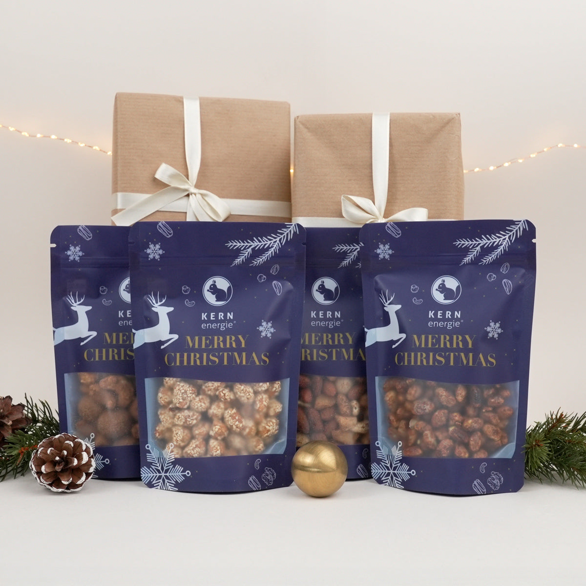 Vier weihnachtliche Produkte in weihnachtlicher Verpackung