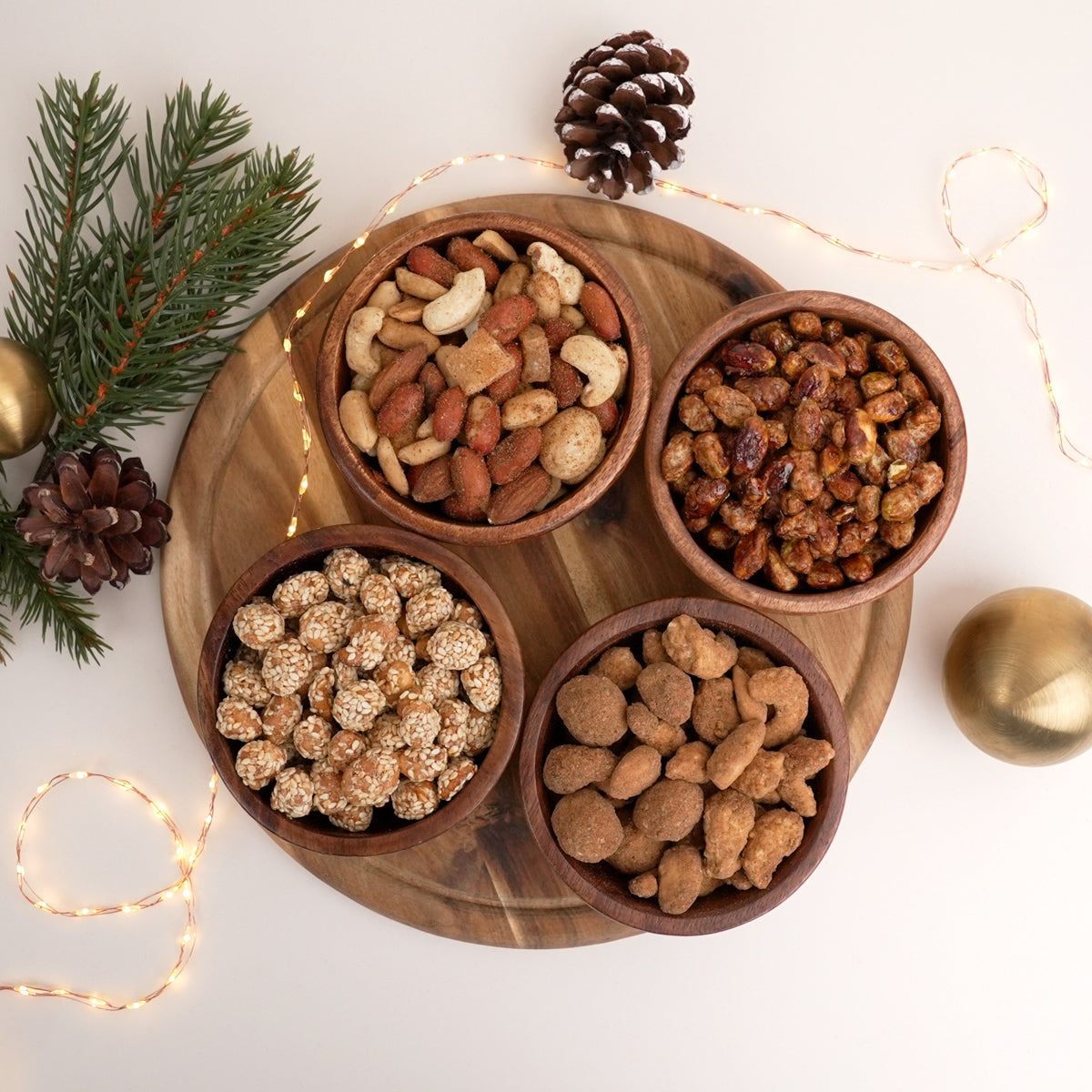 Vier weihnachtliche Produkte in Holzschalen serviert