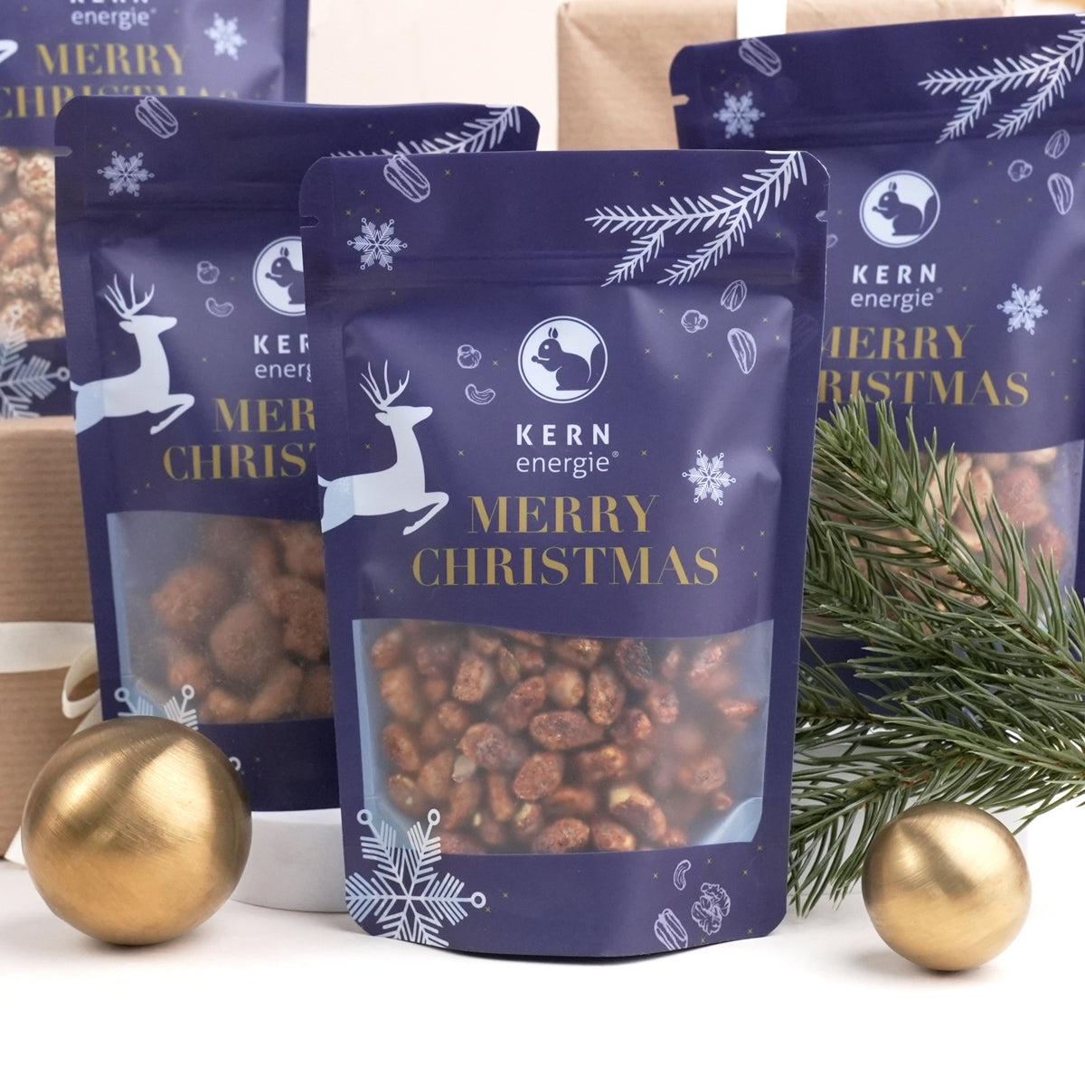 Vier weihnachtliche Produkte in weihnachtlicher Verpackung