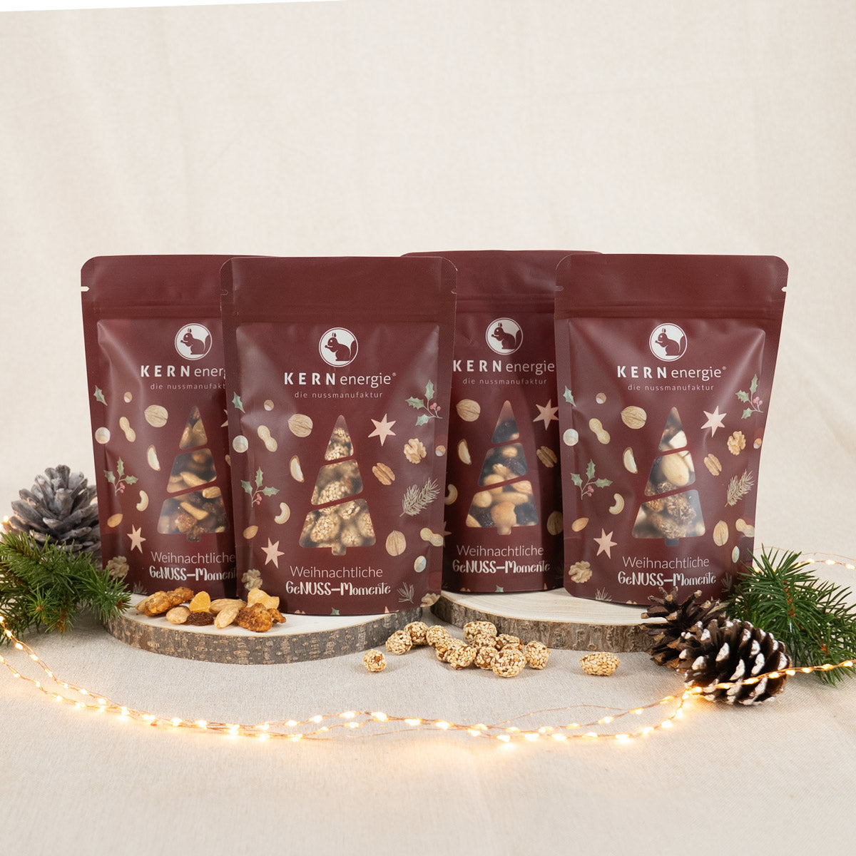 Vier weihnachtliche Snackbeutel gefüllt mir Nussmischungen und gebrannten Nüssen