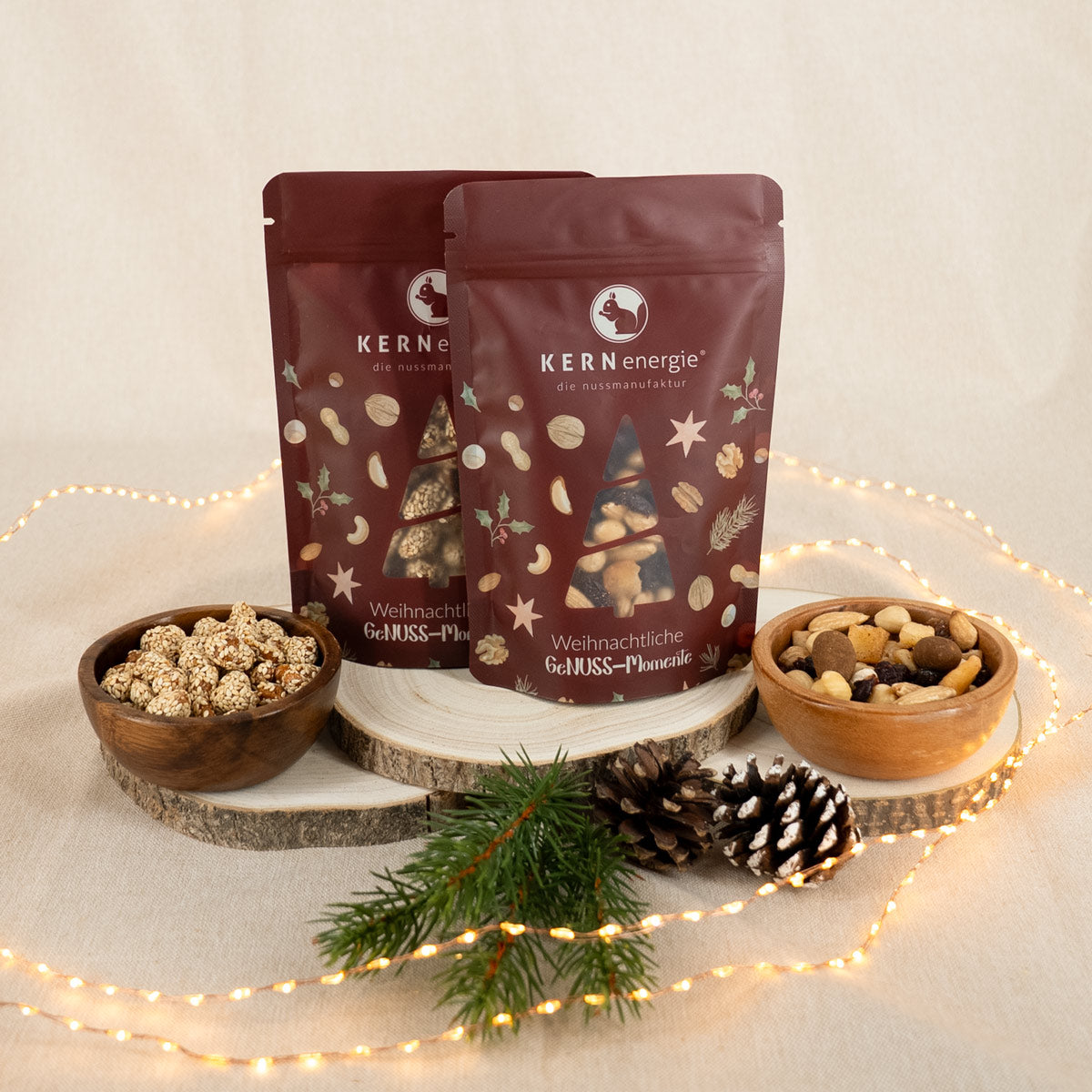 Nussmischungen und gebrannte Nüsse in weihnachtlichen Snackbeuteln und Holzschalen