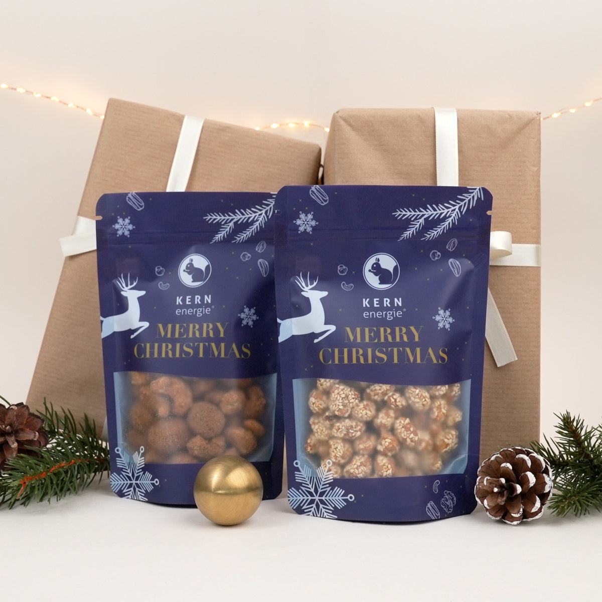 Karamellisierte und gebrannte Nüsse in weihnachtlicher Verpackung
