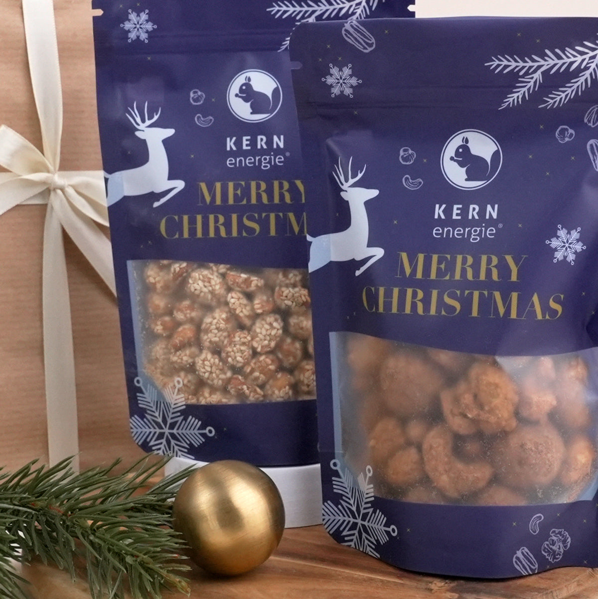 Karamellsierte und gebrannte Nüsse in weihnachtlicher Verpackung