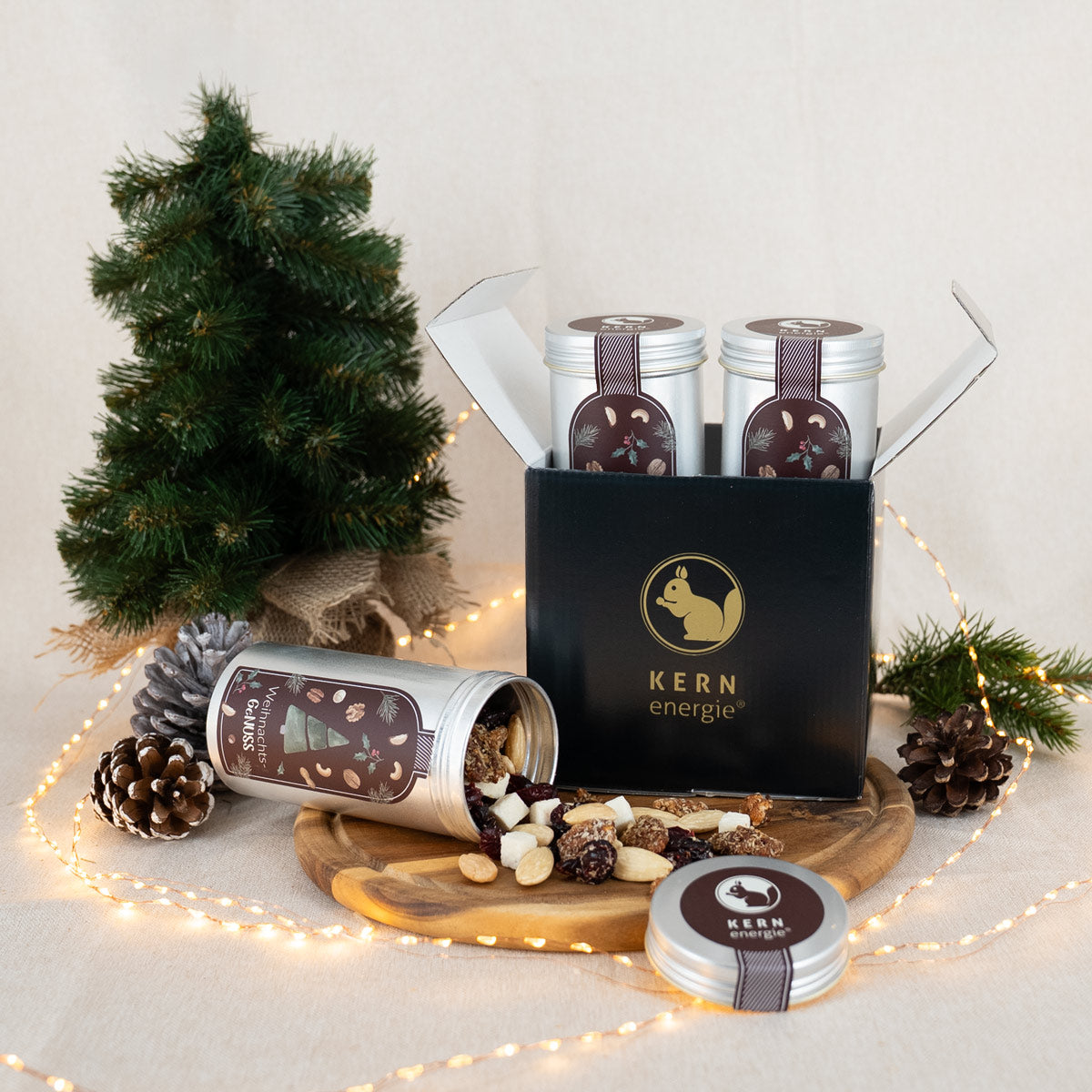 Weihnachtsgeschenk mit vier weihnachtlichen Aludosen in einem schwarzen Geschenkkarton