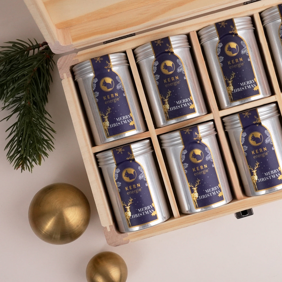 8x60g Aludosen mit Weihnachtsetikett in einer Holzbox verpackt