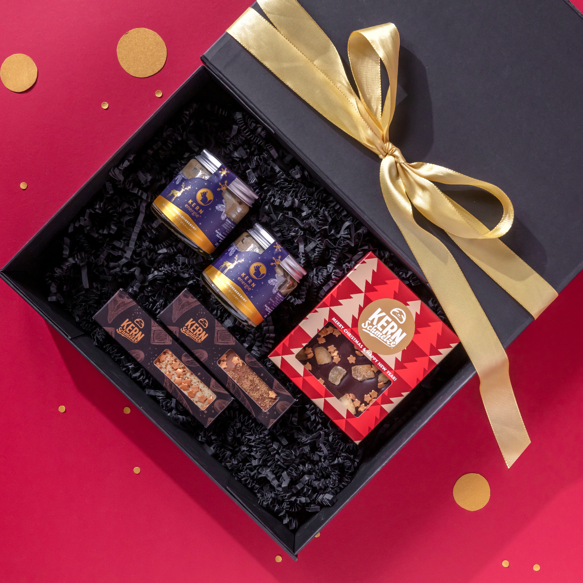 Geöffnete Magnetbox mit Logo, gefüllt mit hochwertigen Nüssen und Schokolade von KERNenergie – elegantes Firmengeschenk mit Premium-Inhalt