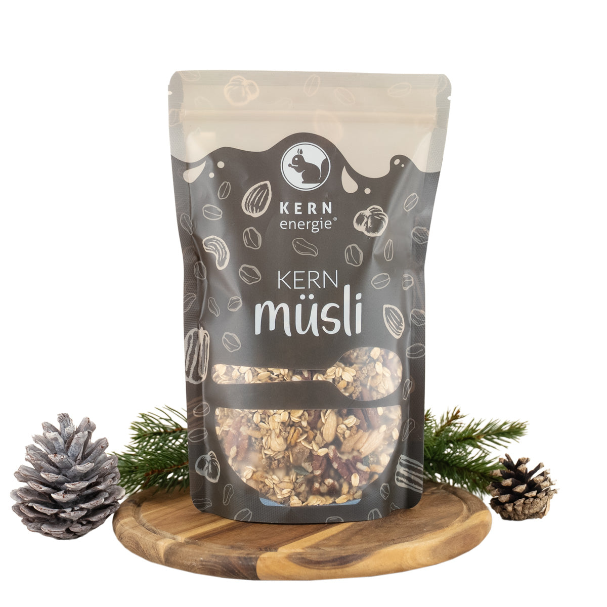 Winterliches KERNmüsli in wiederverschließbarem KERNenergie Snackbeutel auf Holztablett weihnachtlich dekoriert