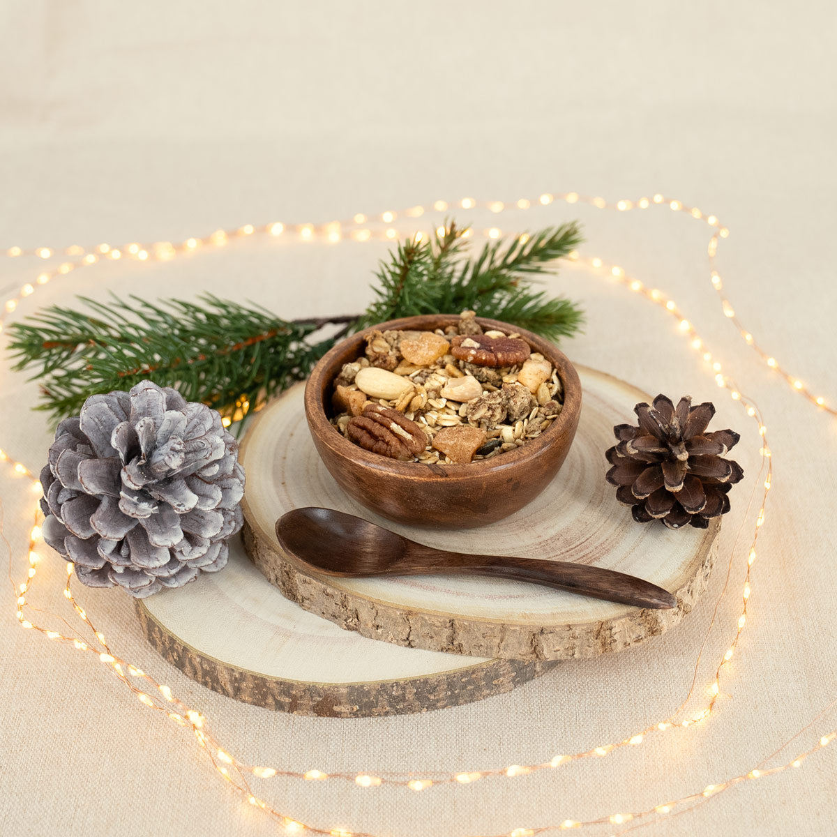 Winterliches KERNmüsli in Holzschale mit Holzlöffel und weihnachtlicher Dekoration