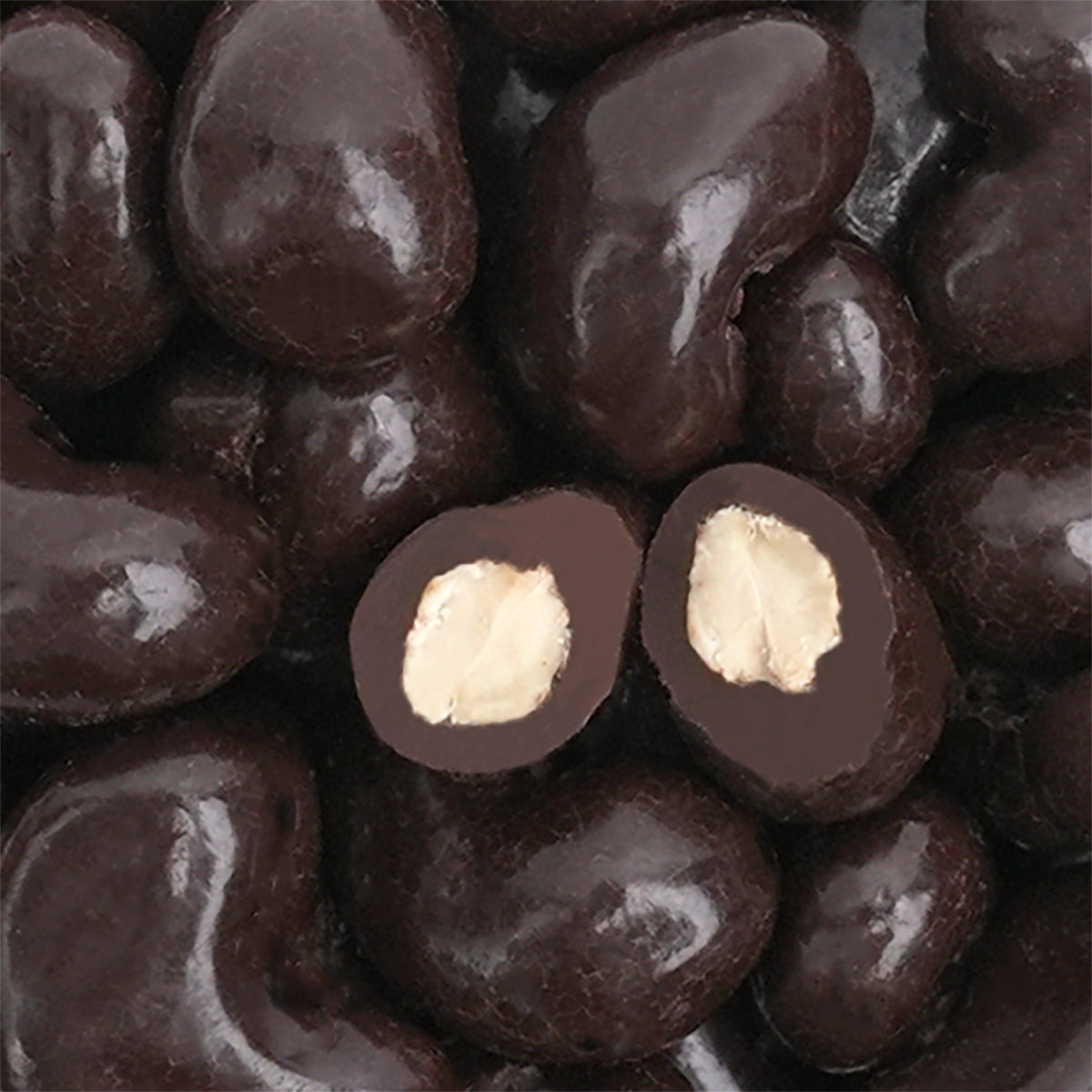 Nahaufnahme "Zartbitter Cashews" Cashewkerne umhüllt in edler Zartbitterschokolade