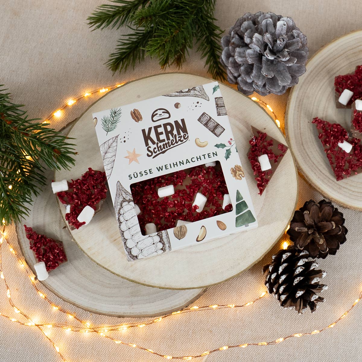 Vollmilchschokoladentafel mit Marshmallows und gefriergetrockneten Himbeeren in weihnachtlicher Verpackung