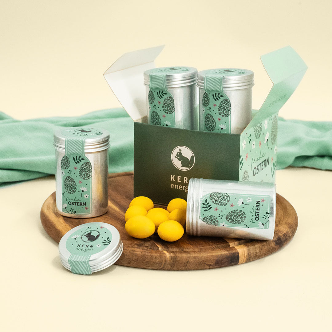 Oster Geschenkset mit Alu Dosen und grünen Etiketten gefüllt mit Zitronen schokoladenüberzogenen Mandeln