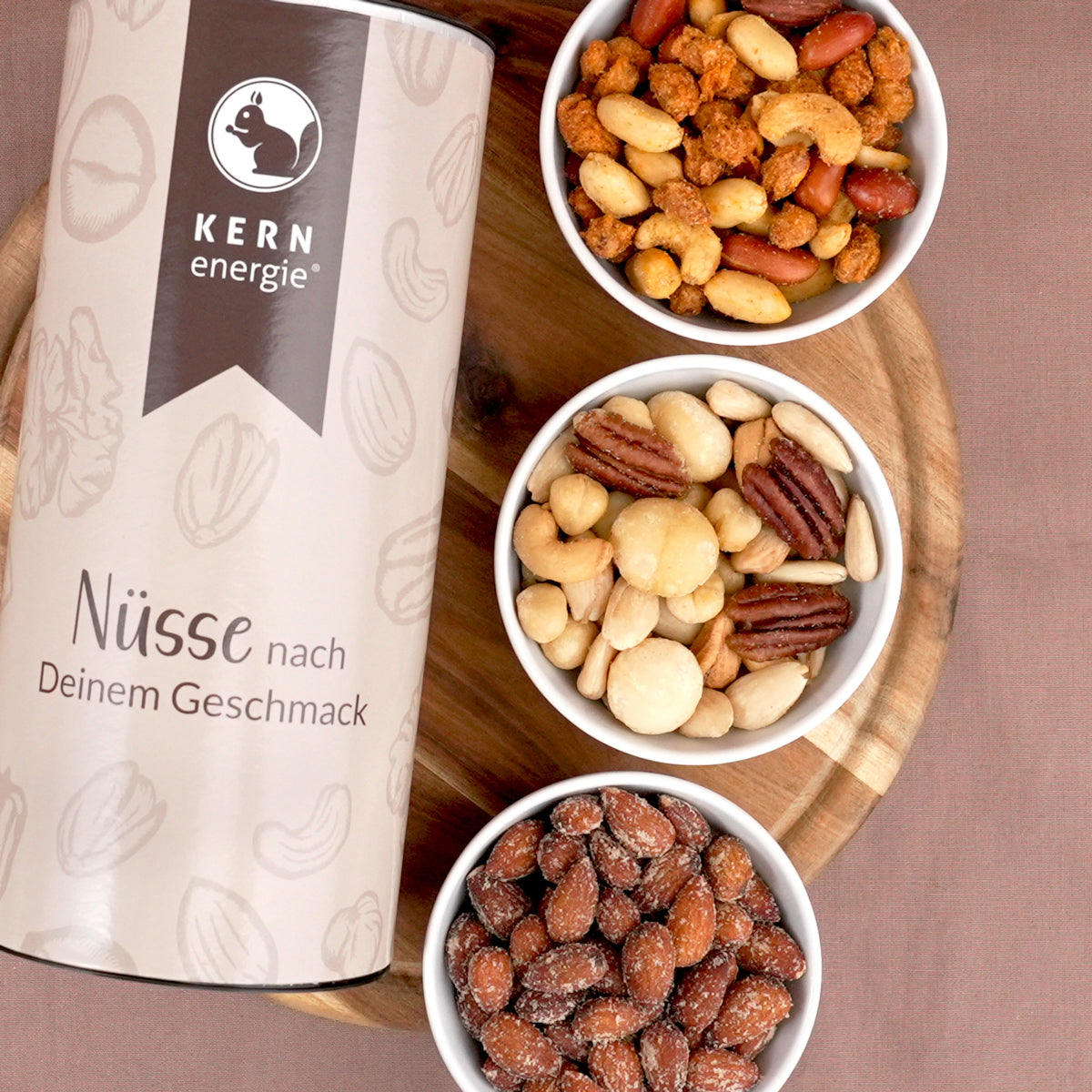 KERNenergie Probierset mit verschiedenen Nüssen in einer Holzschale und edler Verpackung.