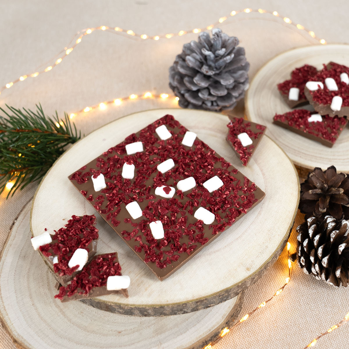 Vollmilchschokoladentafel mit Marshmallows und gefriergetrockneten Himbeeren mit weihnachtlicher Deko