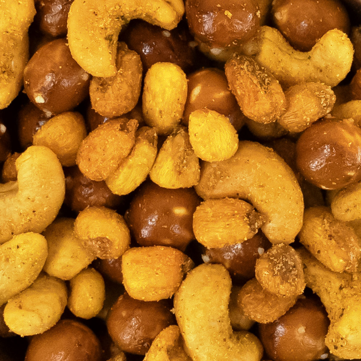 Snack Mix mit gerösteten Cashewkernen, geröstetem BBQ Mais und Brezel Balls