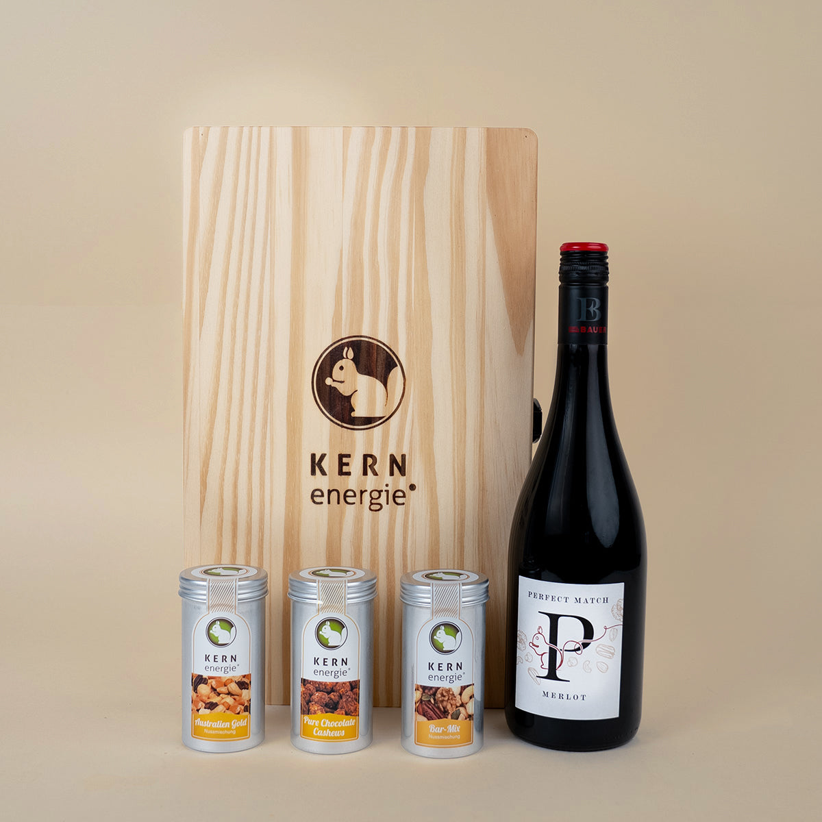 Geschenkset mit Holzbox aus drei Nussmischungen und einem Rotwein