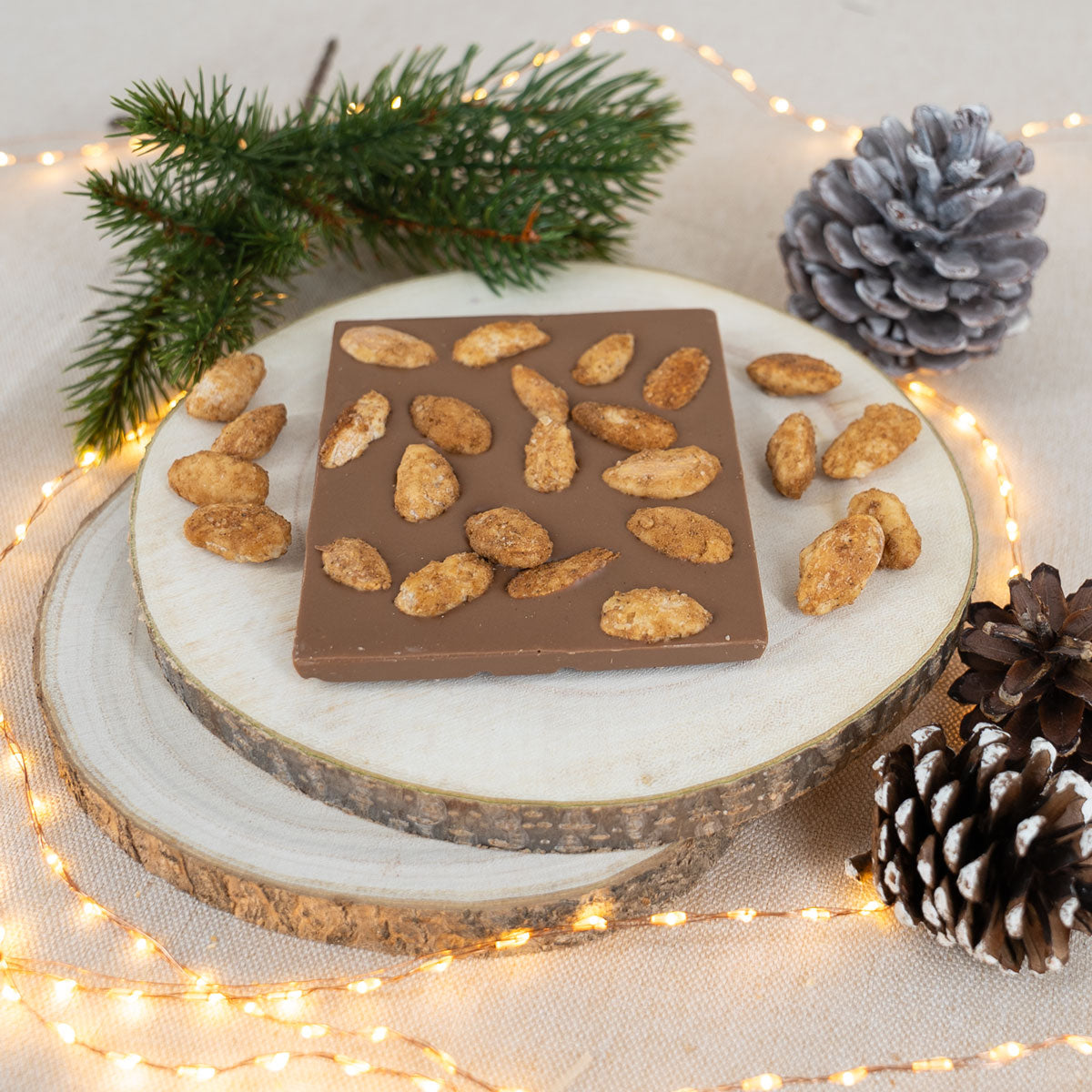 Vollmilchschokoladentafel mit gebrannten Mandeln in Spekulatiuswürze und weihnachtlichem Elementen