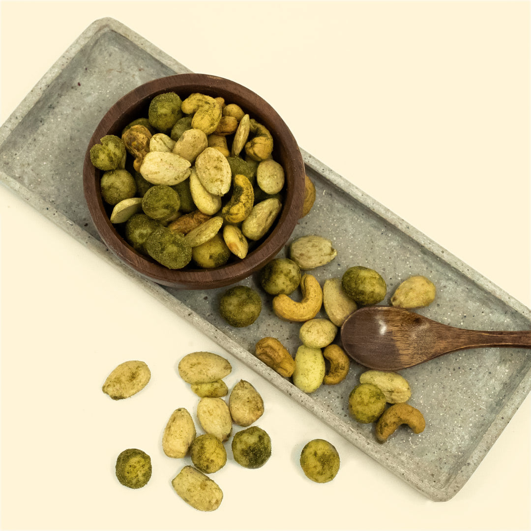 Nussmischung mit Bärlauch gewürz in Holzschale und Keramikteller serviert