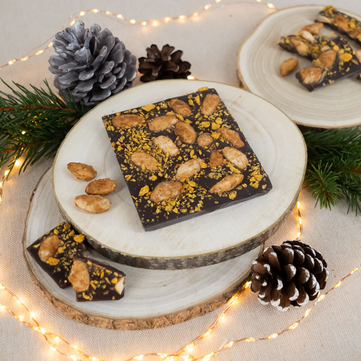 Zartbitterschokolade mit gebrannten Mandeln und Aprikosenstückchen mit weihnachtlicher Deko