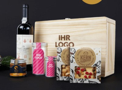 Kundengeschenke mit Logo in hochwertiger Holzbox mit Wein, personalisierbarer Aludose mit gerösteten Nüssen und individuell gestalteter Schokolade