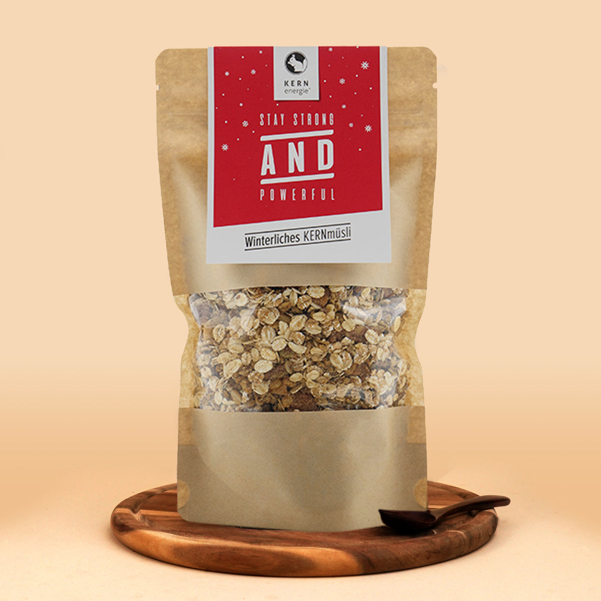 Winterliches Müsli mit frisch gerösteten Nüssen in Kraftpapier Beutel