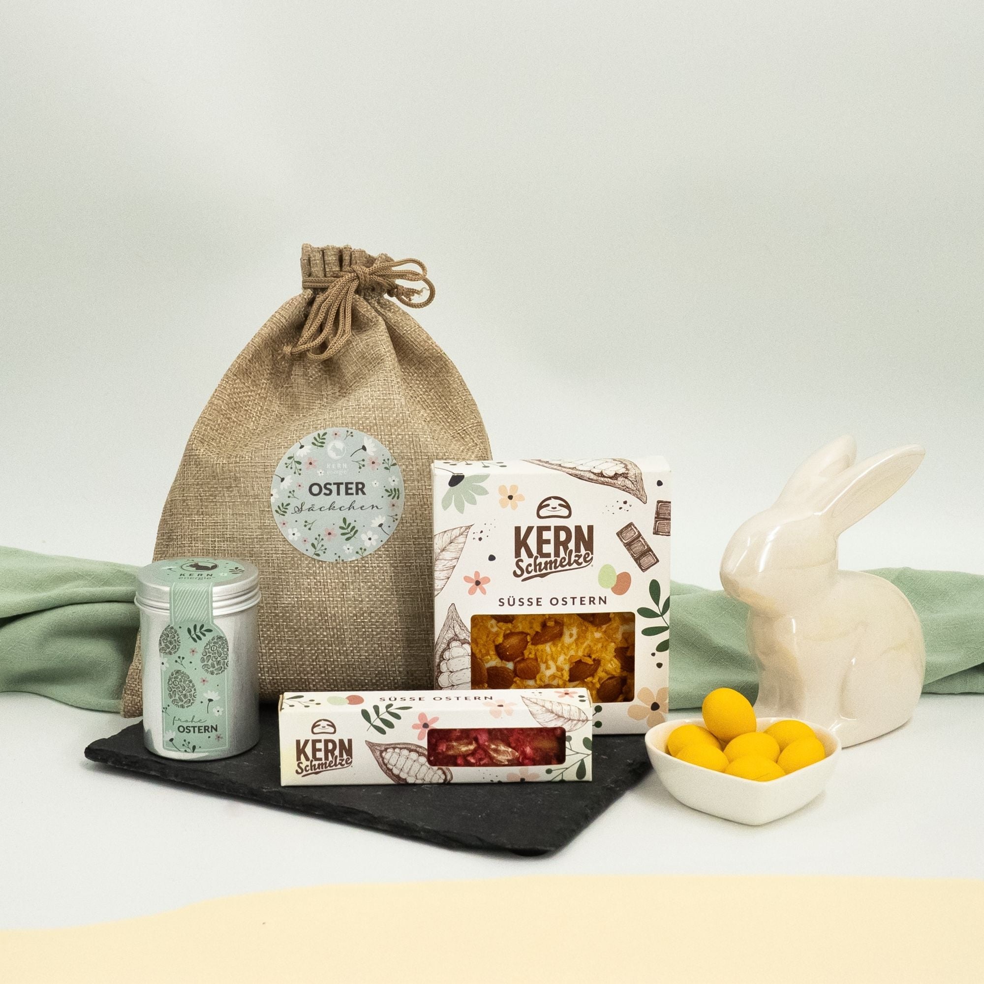 Personalisierter Stoffbeutel als Werbeartikel für Ostern, gefüllt mit Osterschokolade und Nüssen als Ostergeschenk für Kunden und Mitarbeiter von KERNenergie