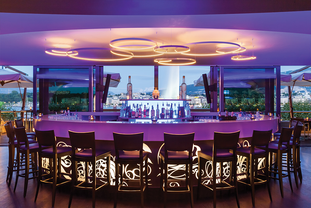 A luxurious Bar awaits you!