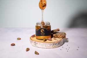 Honig mit Nüssen auf Löffel