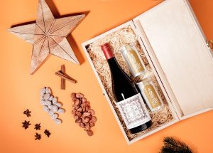 Wein und Nüsse in Geschenkbox zu Weihnachten
