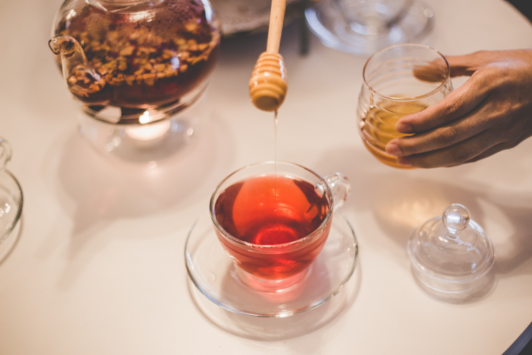 Tee mit Honig gegen Halsschmerzen