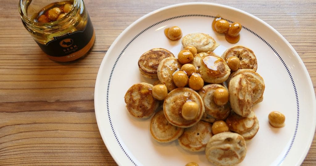 Pancakes mit Honig mit Nüssen