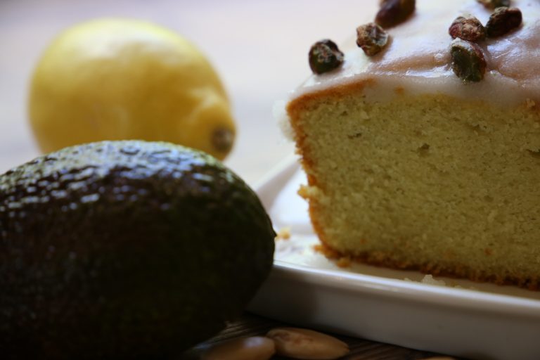 Avocado mit Kuchen und Zitrone