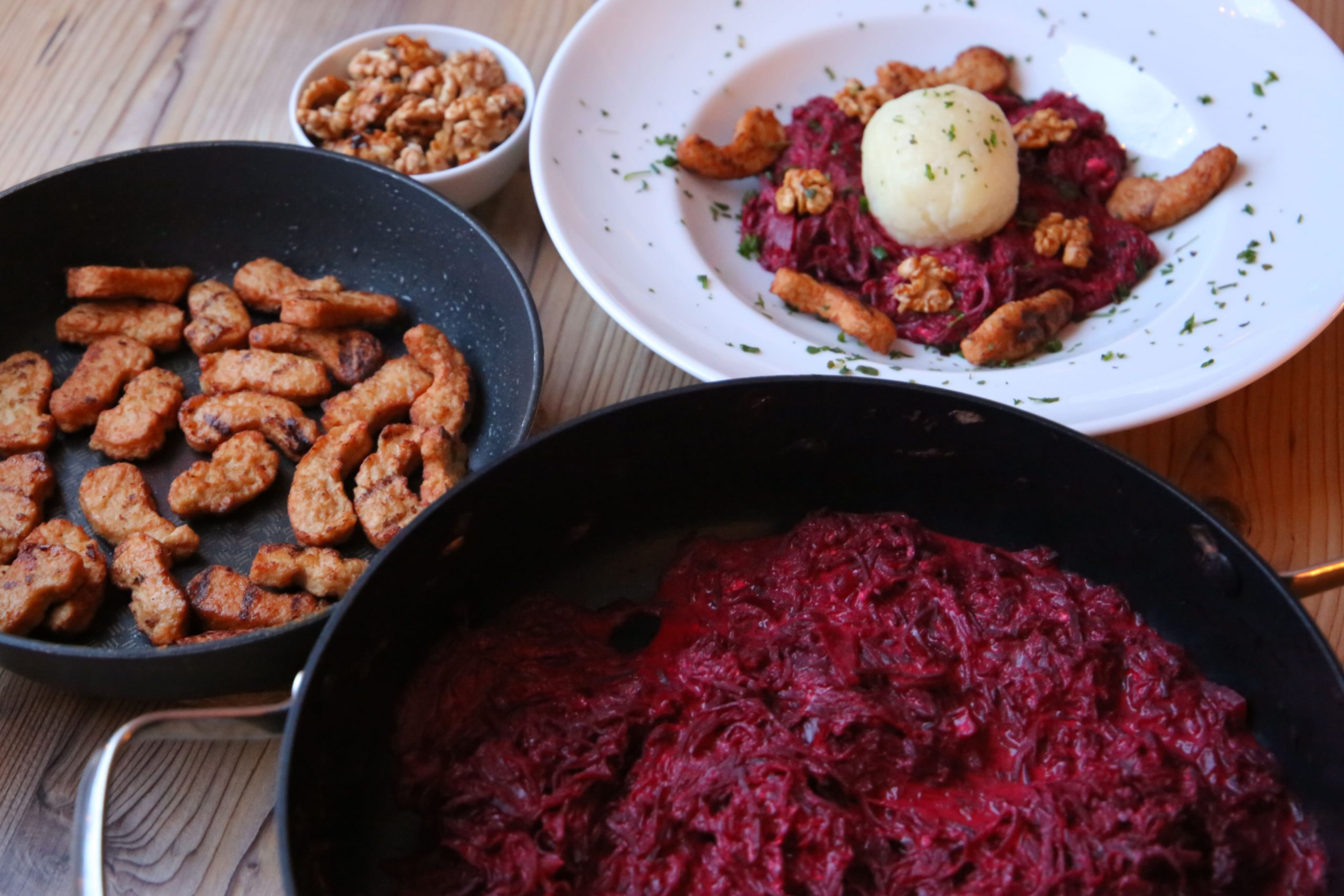 rote Bete Pfanne mit vegetarischen Filetstreifen und Kartoffelklößen