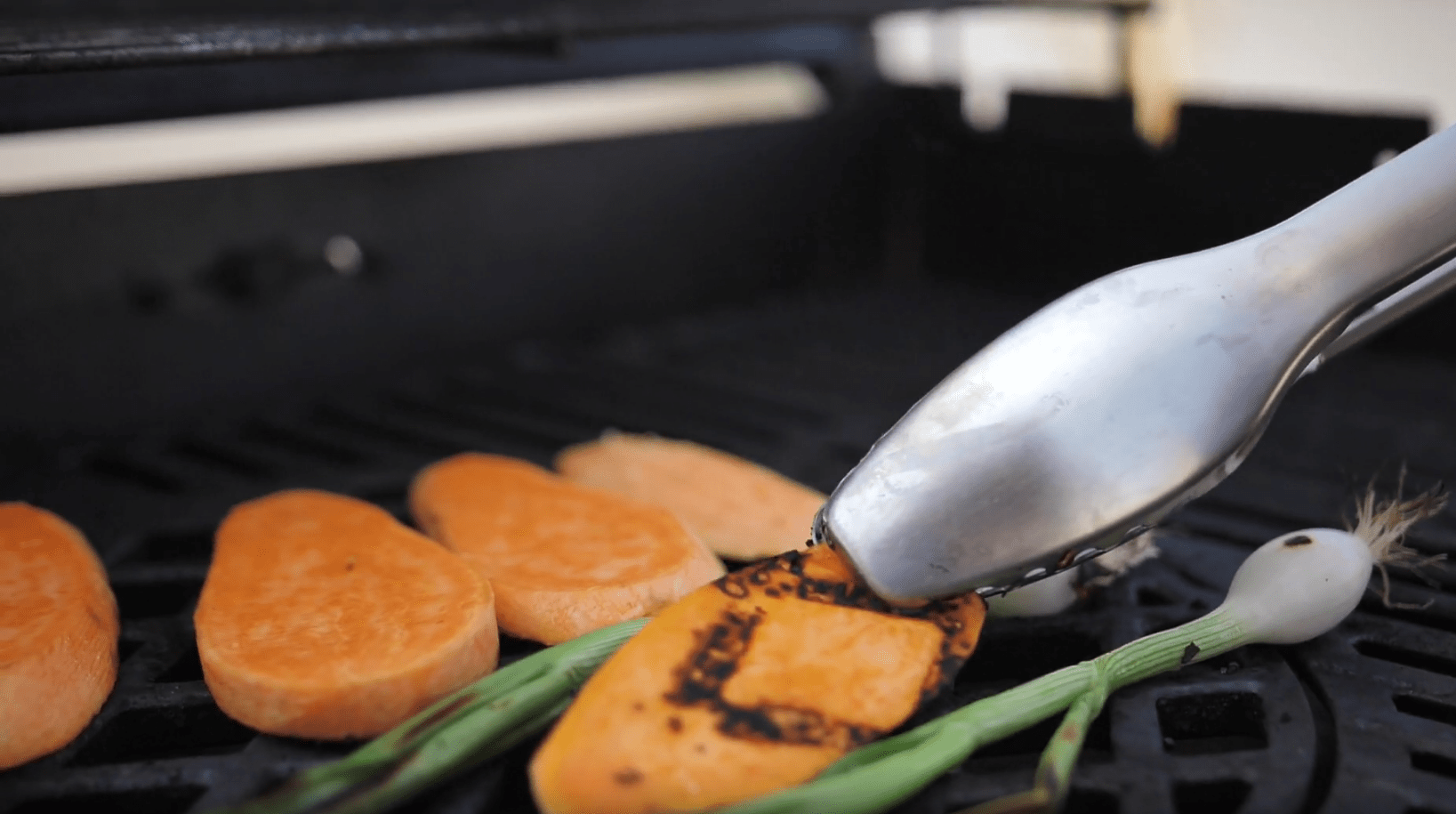 Süßkartoffeln und Lauchzwiebeln grillen