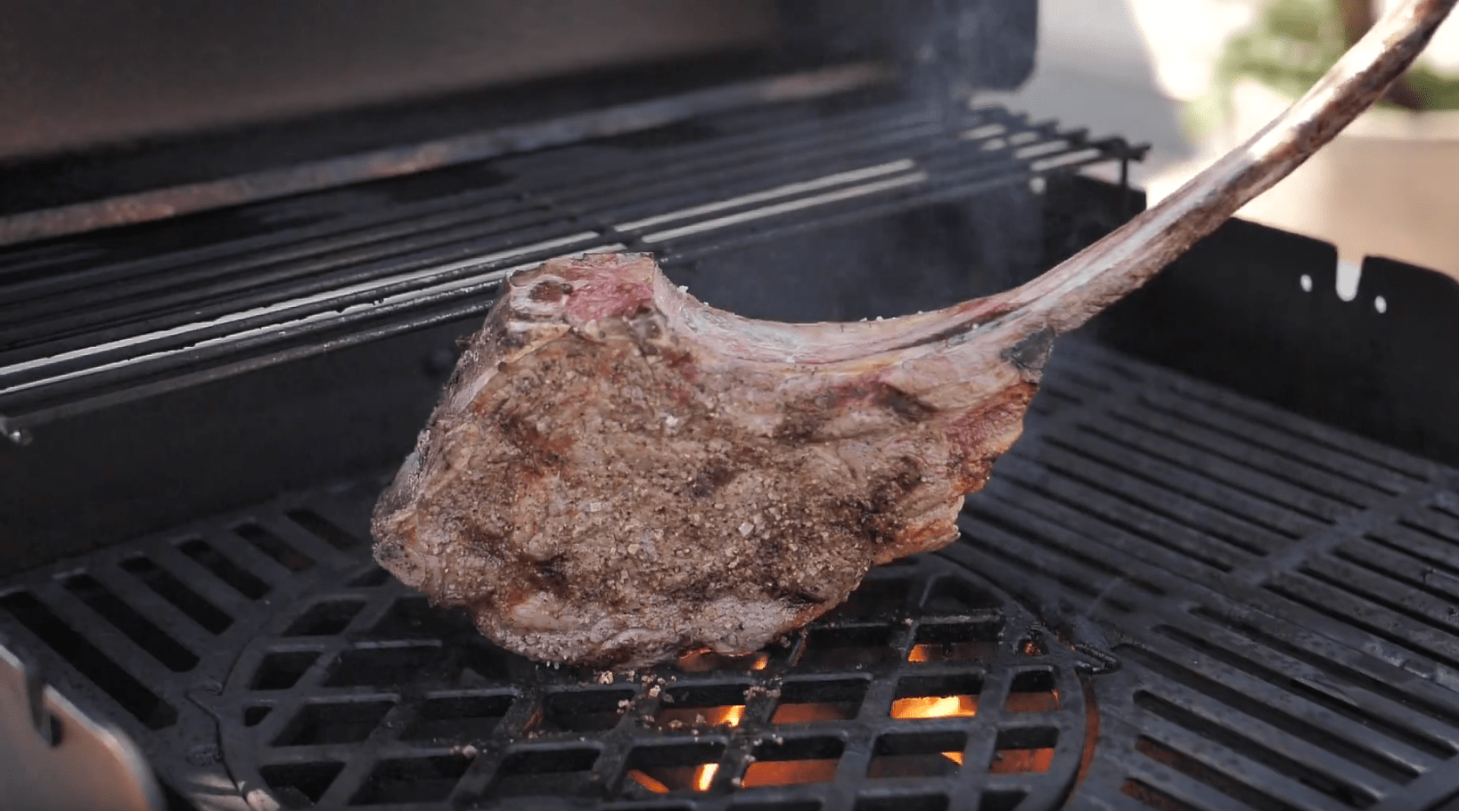 Tomahawk-Steak auf Grill