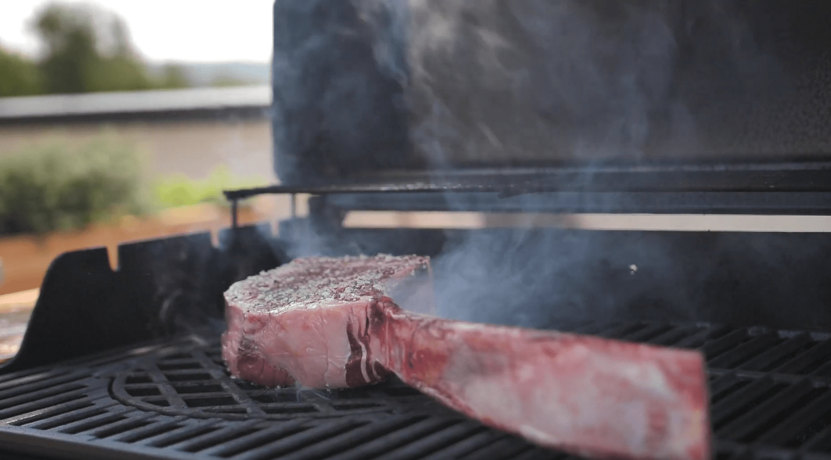 Tomahawk Steak auf Grill