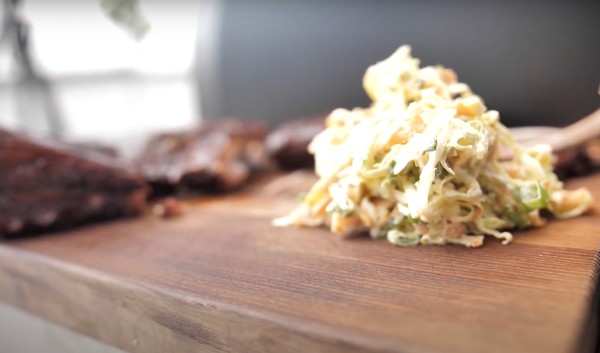 Amerikanischer Krautsalat auf dem Holzbrett angerichtet